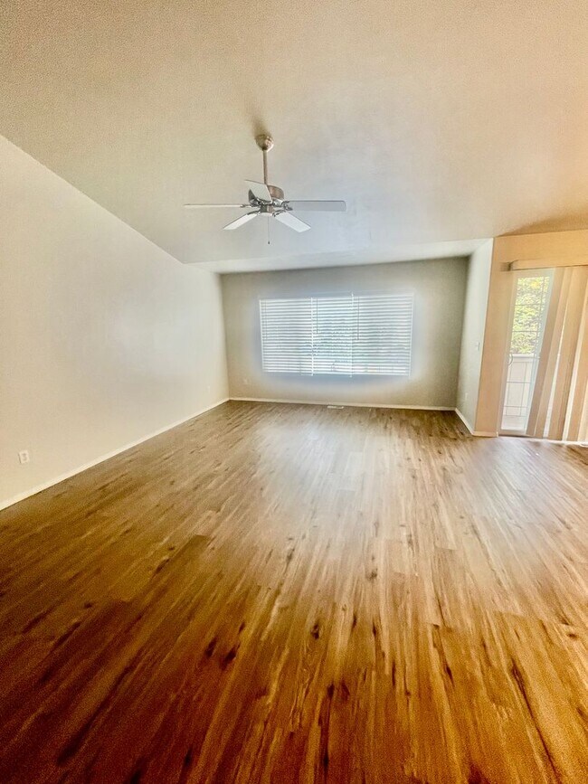 Building Photo - Condo Close to base! 3 bed/2bath/2car garage, Available now!