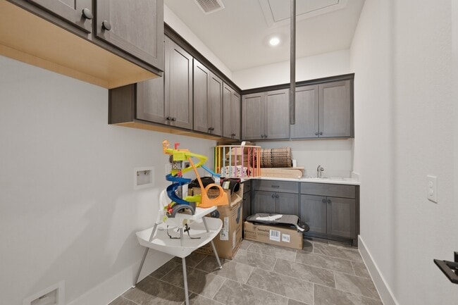 Building Photo - 2030 Highland Moss Rd