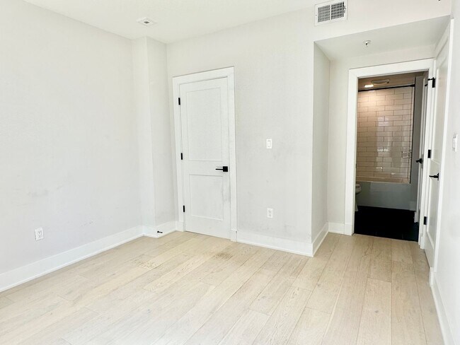 Building Photo - New Building! 2 Bed/ 2 Bath! Parking! Pets...