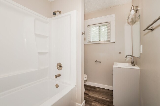 Building Photo - 128 Hollinger Ave