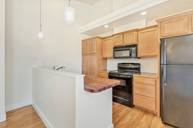 Building Photo - 4552 W Kendall St