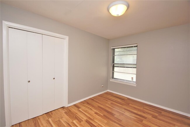 Building Photo - 3202 Barton View Dr