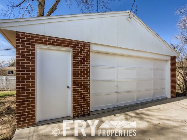 Building Photo - Renovated Harvey Park home