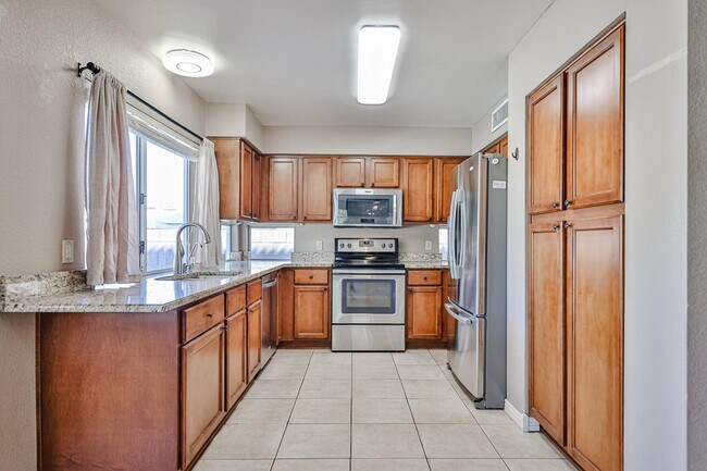 Building Photo - 3236 E Hiddenview Dr