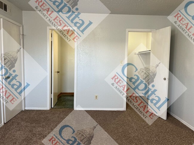 Building Photo - Spacious 2 bedroom Apartment