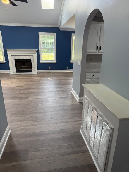 Building Photo - 205 Queens Ln Ct