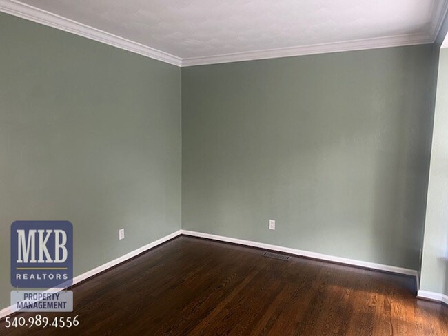 Building Photo - Luxurious 4 Bd/3.5Ba home located in The G...