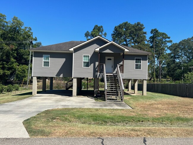 Building Photo - 3BR/2BA IN DENHAM SPRINGS