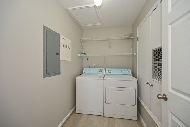 Building Photo - Beautiful 3 Bedroom Condo in Amazing Locat...