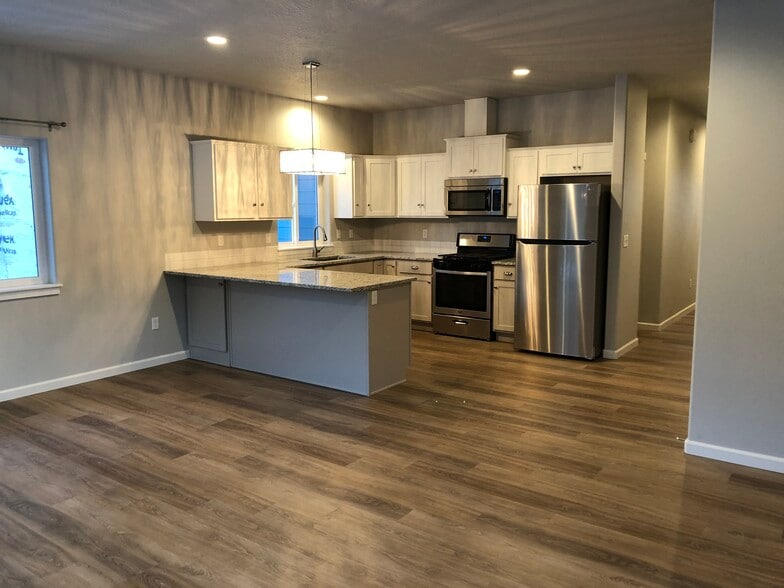 Building Photo - 1358 SW Center St