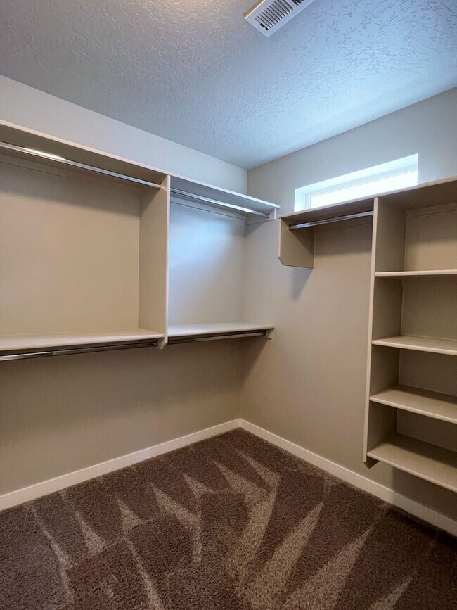 Building Photo - Beautiful 4 bed 2.5 bath Blackrock home in the Verado Subd just off N Locust Grove and Ustick Rd