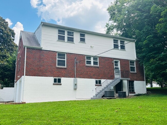 Building Photo - 126 Cottage Ln