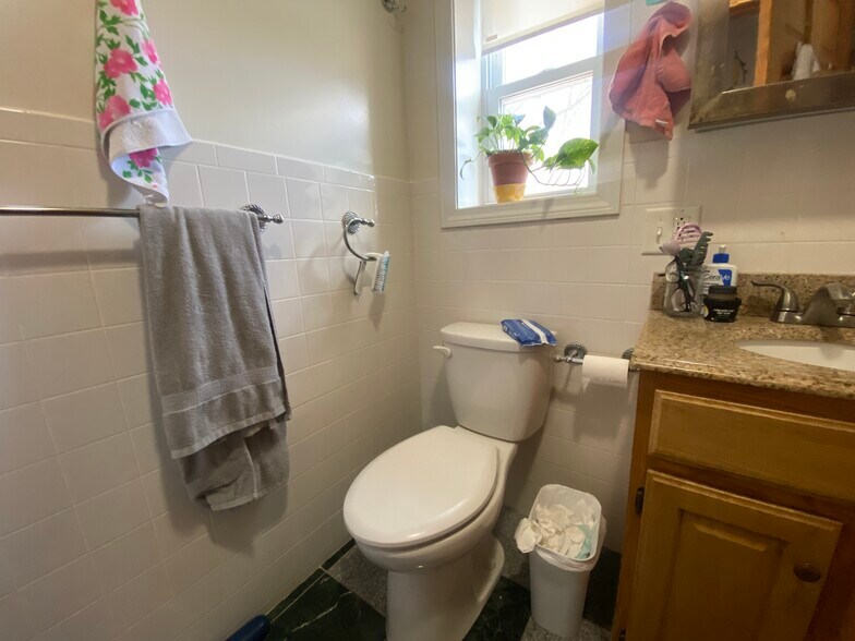 Building Photo - 127 Cedar St