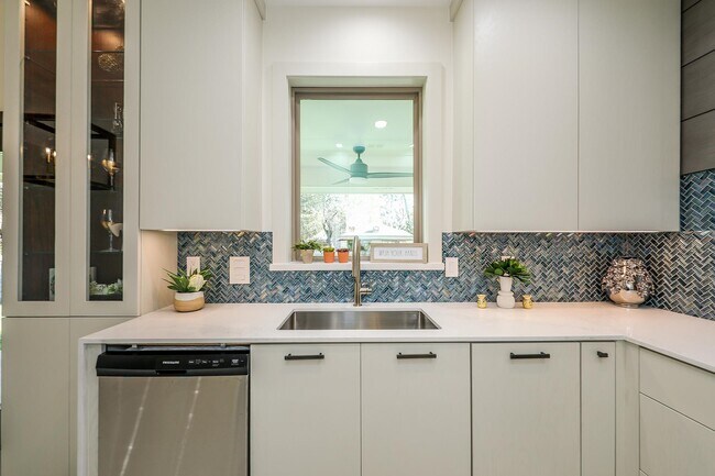 Building Photo - 209 Green Jay Ln