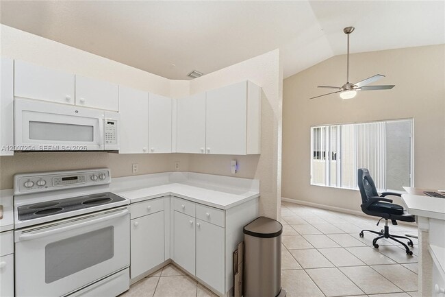 Building Photo - 1004 Golden Cane Dr