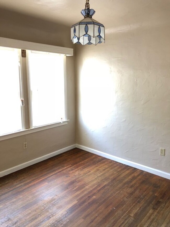 Building Photo - Charming North Bakersfield home!