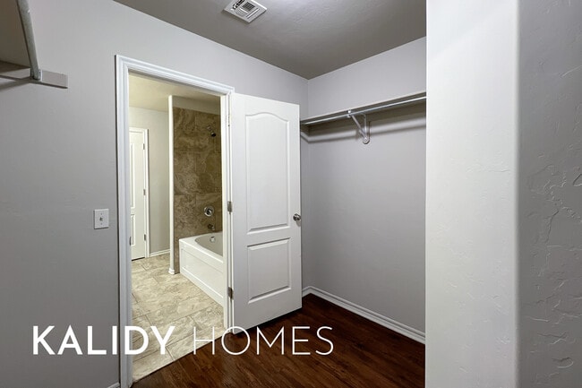 Building Photo - 2901 Cider Mill Ln