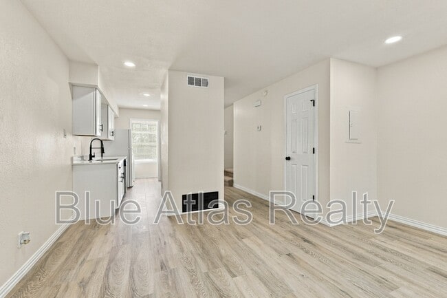Building Photo - 8108 Foxfire Ln