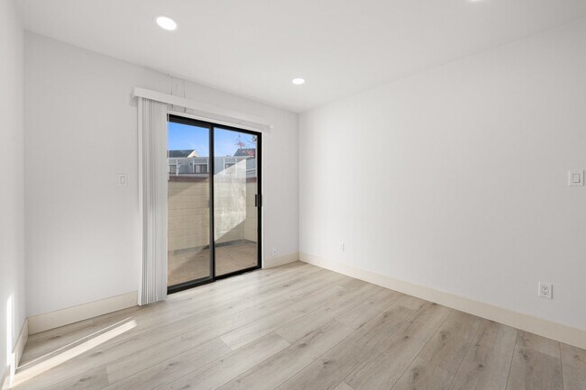 Building Photo - "Spacious 3-Bed Condo with 2 Baths in Citr...