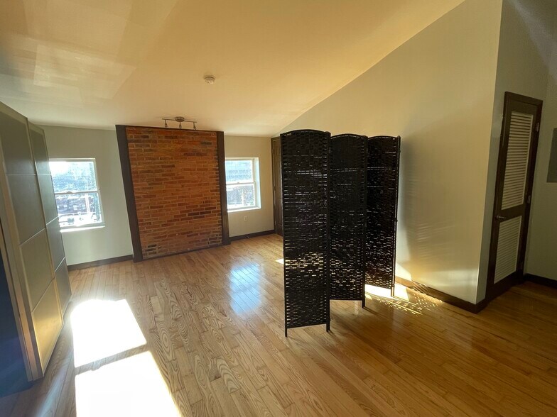 Building Photo - 925 N Calvert St