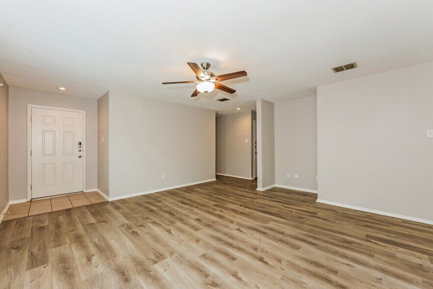 Building Photo - 1104 W Cottonwood Dr