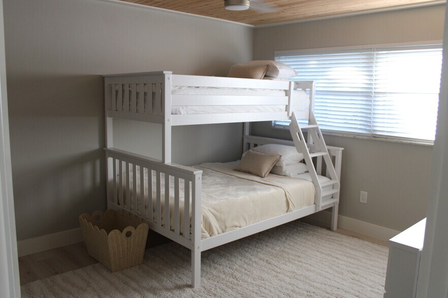 Building Photo - 229 Palm Is NW