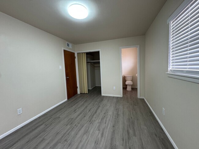 Building Photo - 525 W Reed St