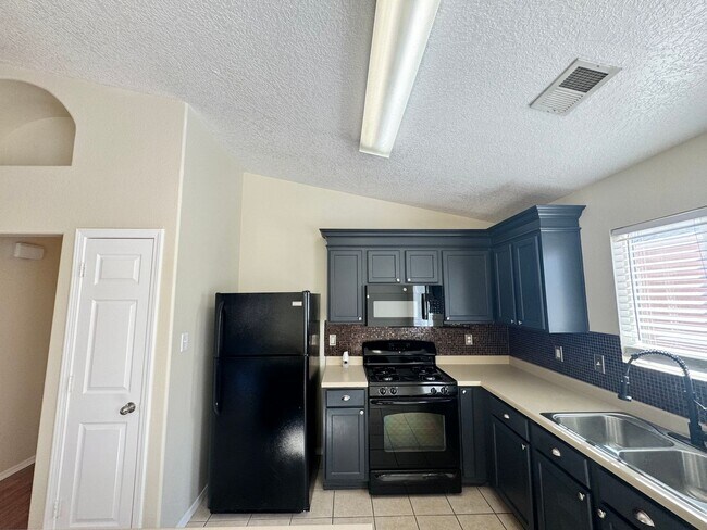 Building Photo - 3 bed 2 bath home in Huning Ranch