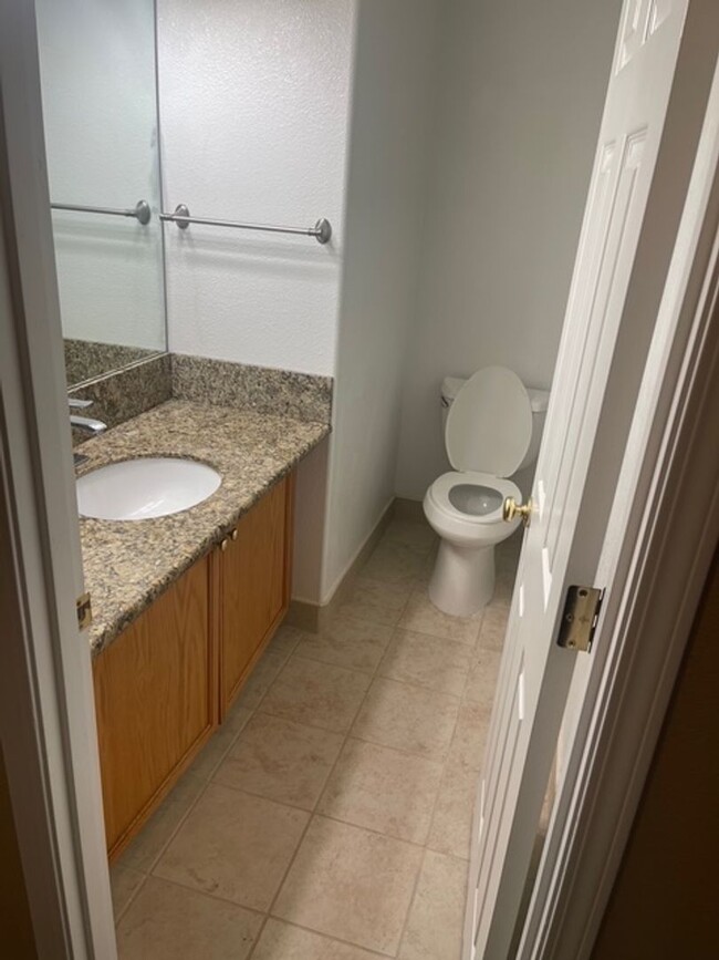 Building Photo - Beautiful 3 bed 2.5 home in Oak Hills! Was...