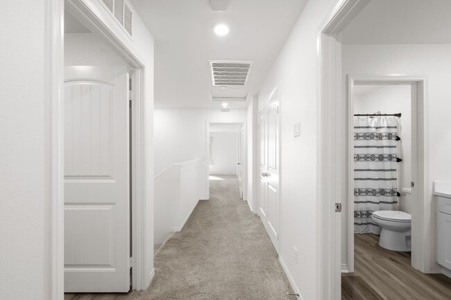 Building Photo - Beautiful 3 Bed / 2.5 Bath Condo with Open Floor Plan & Private Patio!