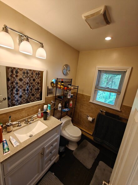 Upstairs bathroom - 29 Peter Way