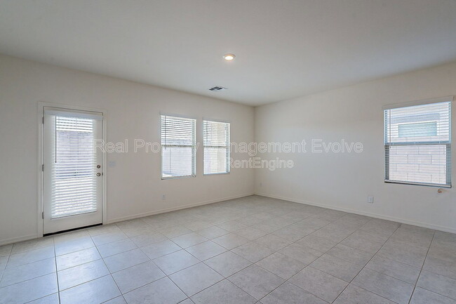 Building Photo - 6532 W Magdalena Ln