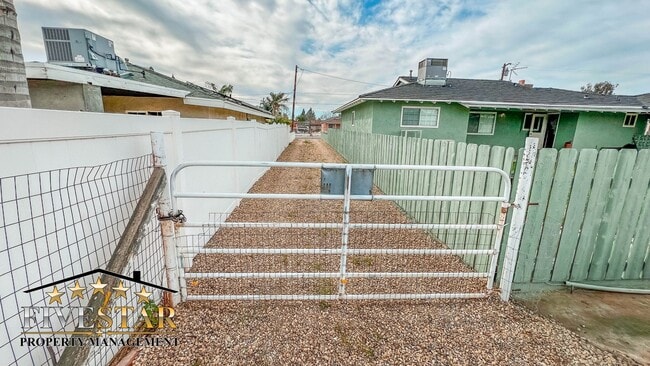 Building Photo - 709 Park Dr