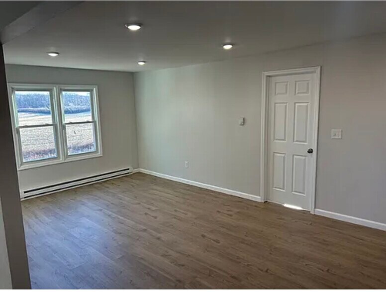 Building Photo - 982 S Schodack Rd