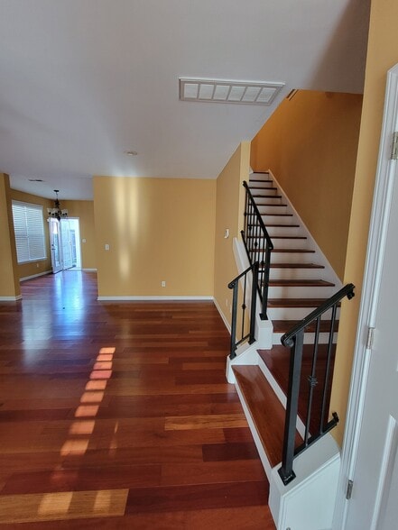 Building Photo - 1404 Island Pl E