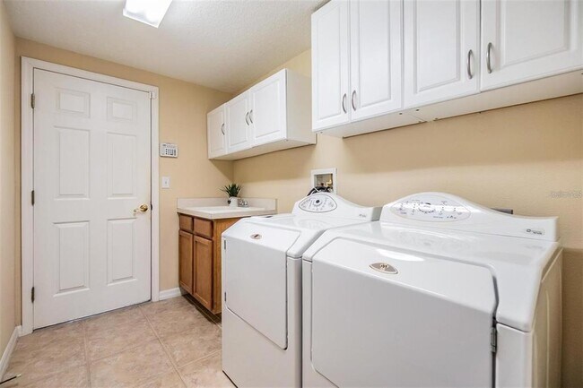 Building Photo - 2354 Messenger Cir