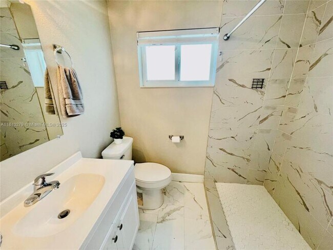 Building Photo - 3 bedroom in Hollywood FL 33020