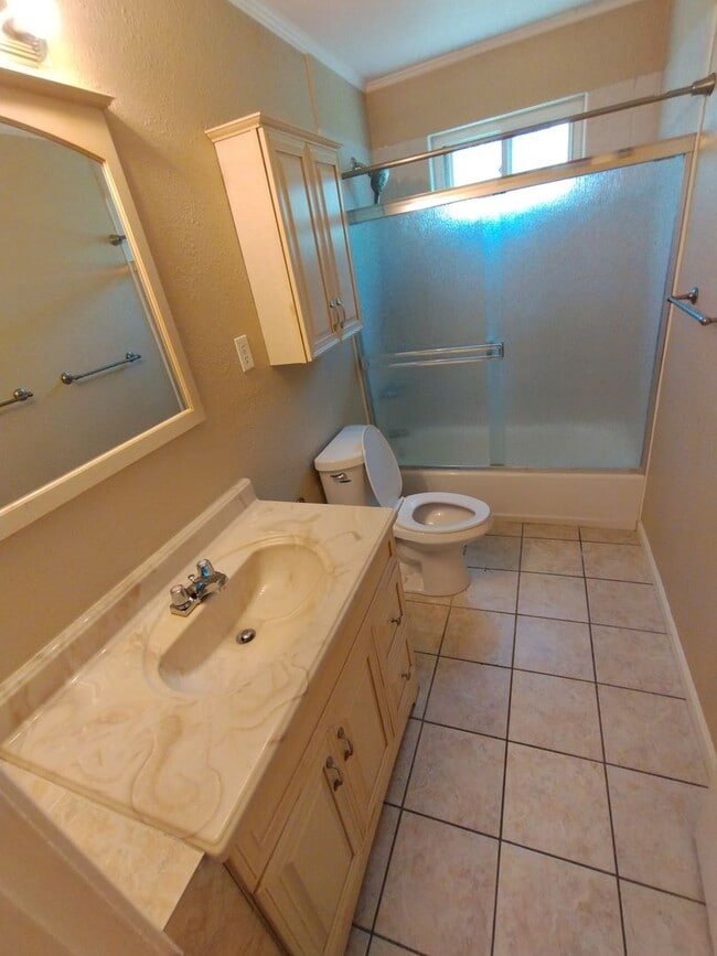 Building Photo - 404 Camellia Way