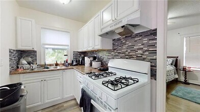 Building Photo - 163 Sabin St