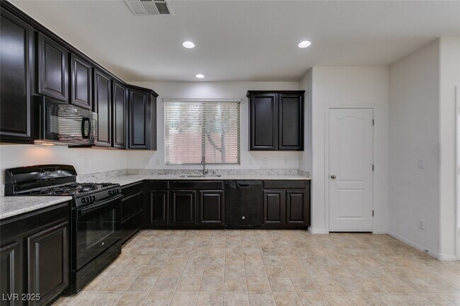 Building Photo - 10315 Elmwood Glen Ave