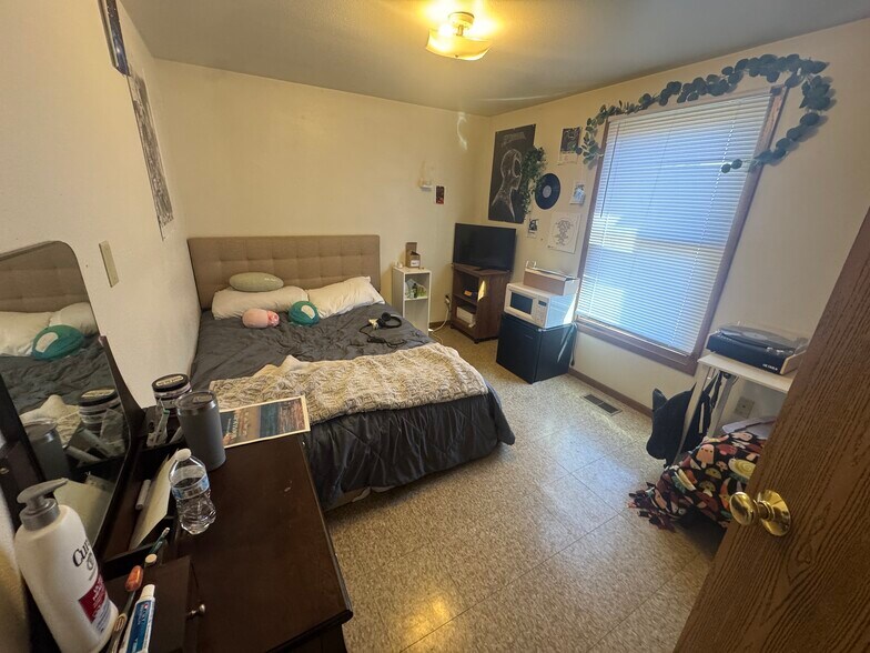 Building Photo - 1009 W 22nd St