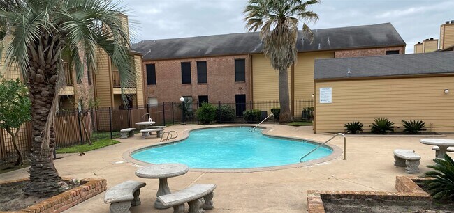 Building Photo - 16111 Aspenglenn Dr