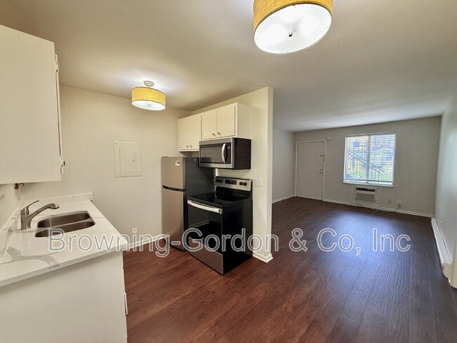 Building Photo - 2601 Hillsboro Pike