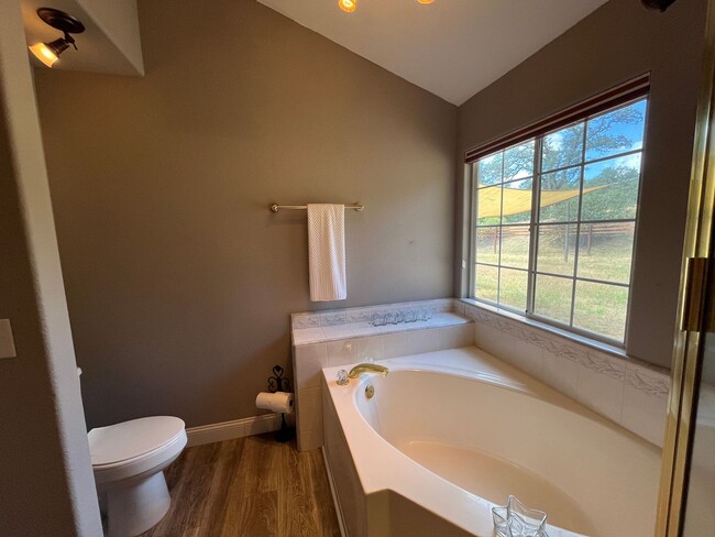 Building Photo - 8957 Knobhill Cir