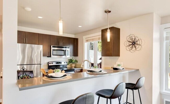 Building Photo - Luxurious, Bright and Meticulously Maintained 2 Bed and 2 Bath Condo