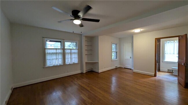 Building Photo - 4300 Rickenbacker Way NE
