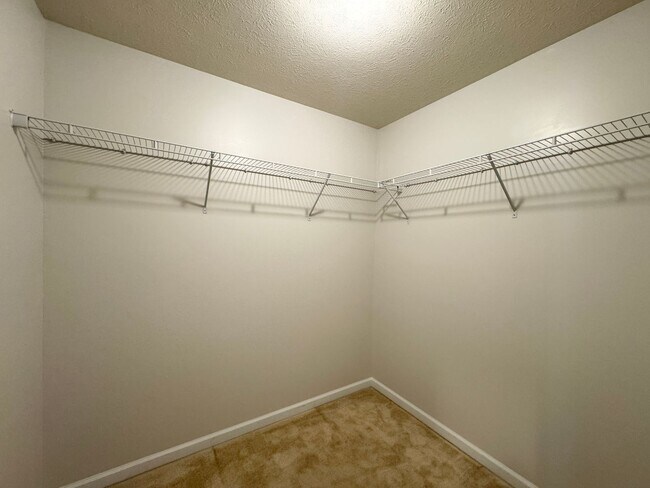 Building Photo - 3 Bed/ 2.5 Bath Townhome close to the interstate - Available 06/08/2026