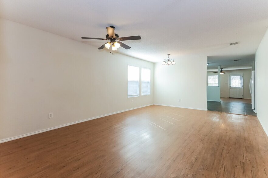 Building Photo - 8804 Seven Oaks Ln