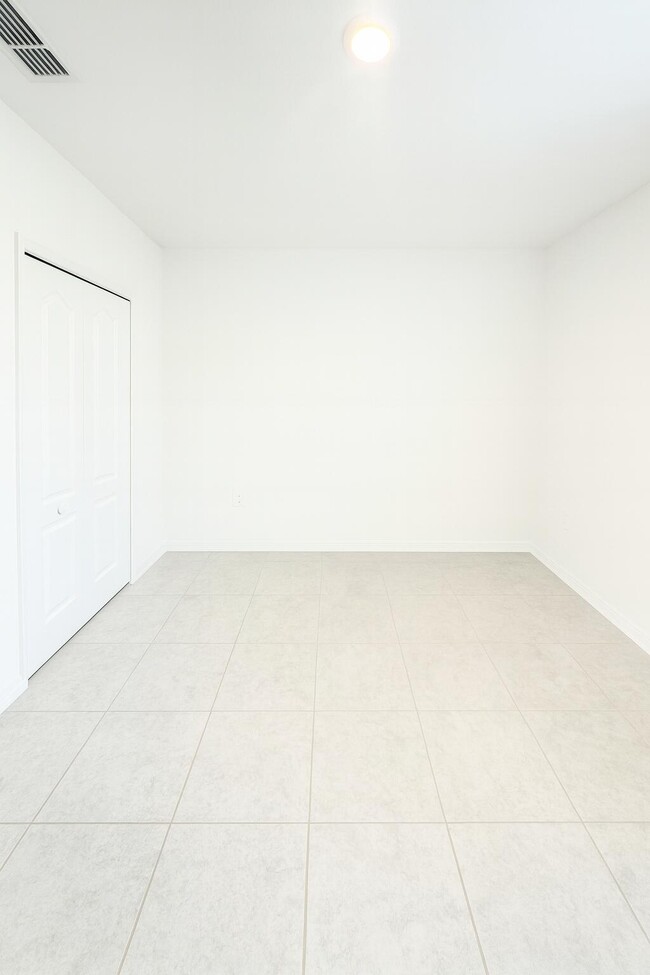 Building Photo - 1963 SW Import Dr