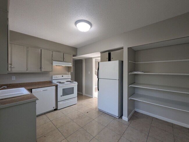 Building Photo - 2 Bed/ 1.5 Bath Townhouse